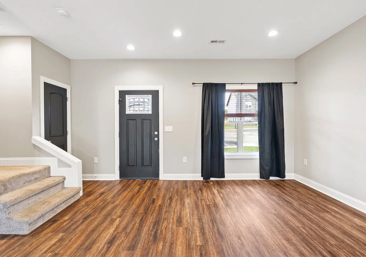 3 Bedroom || 2.5 Bathroom - Townhome — Photo 3