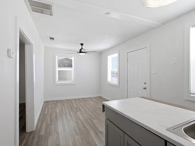 210 N Jackson St #A — Photo 8