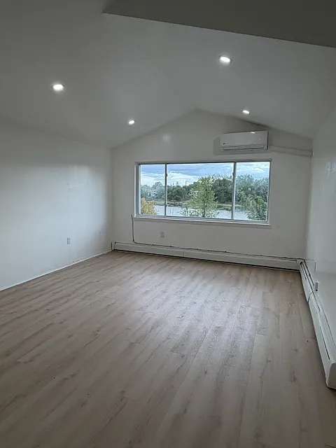 218 Howe Ave #2