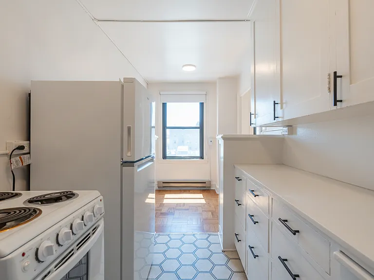 Comfortable Urban Living in a Classic Brick Building Near UW & Light Rail — Photo 35