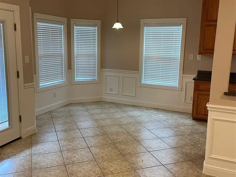 1018 S Booth Ln — Photo 4