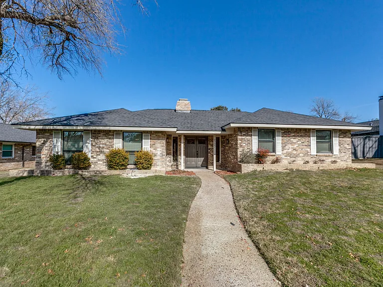 6707 Hillwood Ln — Photo 2
