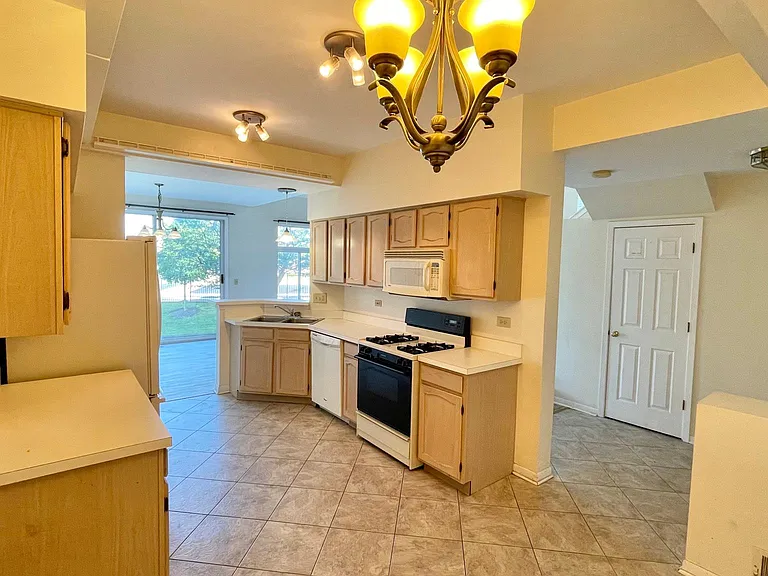 823 Addison Ave — Photo 4