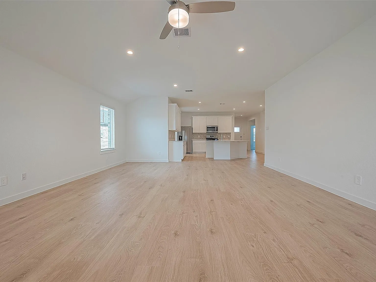 4 bed, 2.0 bath, 2031 sqft, $2,500 — Photo 3