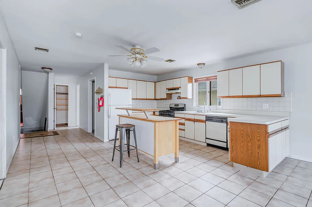 4 bed, 2000 sqft, $3,000 — Photo 3
