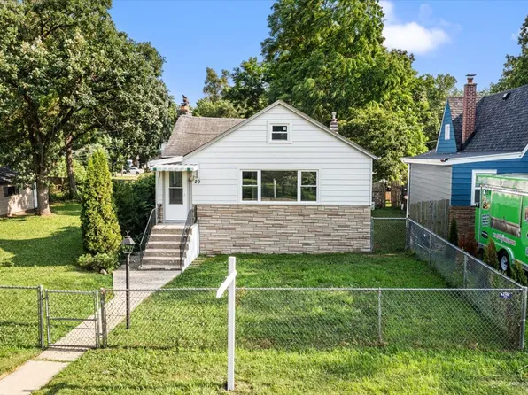 29 Glenwood Dr, Round Lake Beach, IL 60073