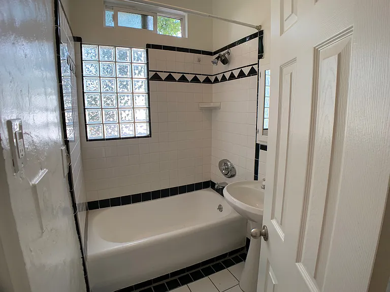 847 N Formosa Ave #9 — Photo 5