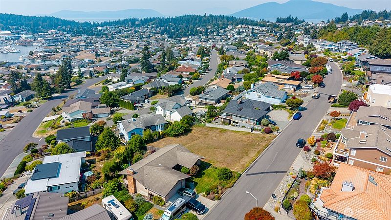3rd image of 4909 Heather Drive