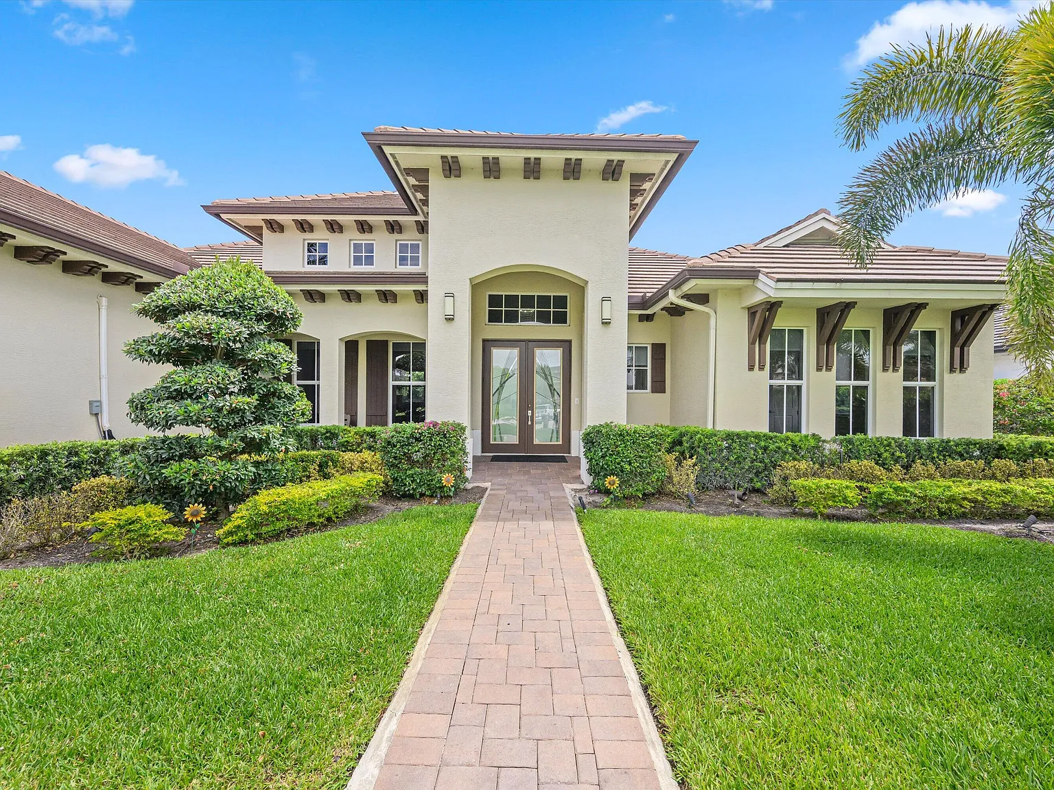 6 bed, 6.5 bath, 4539 sqft, $9,400 — Photo 3