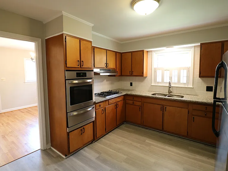 2316 Silas Creek Pkwy — Photo 5