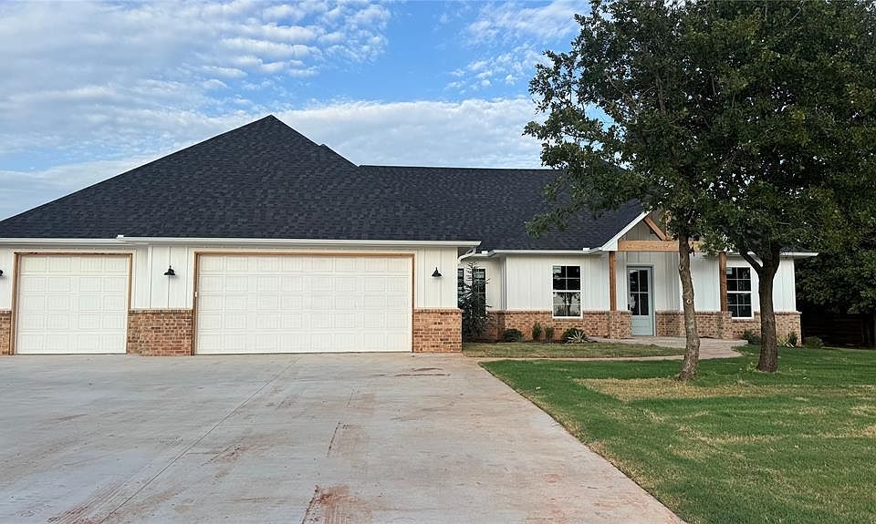 1st image of 1209 Twin Oaks Dr
