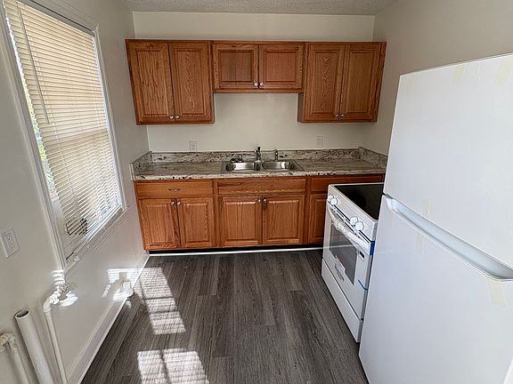 5th image of 1700 W Friendly Ave