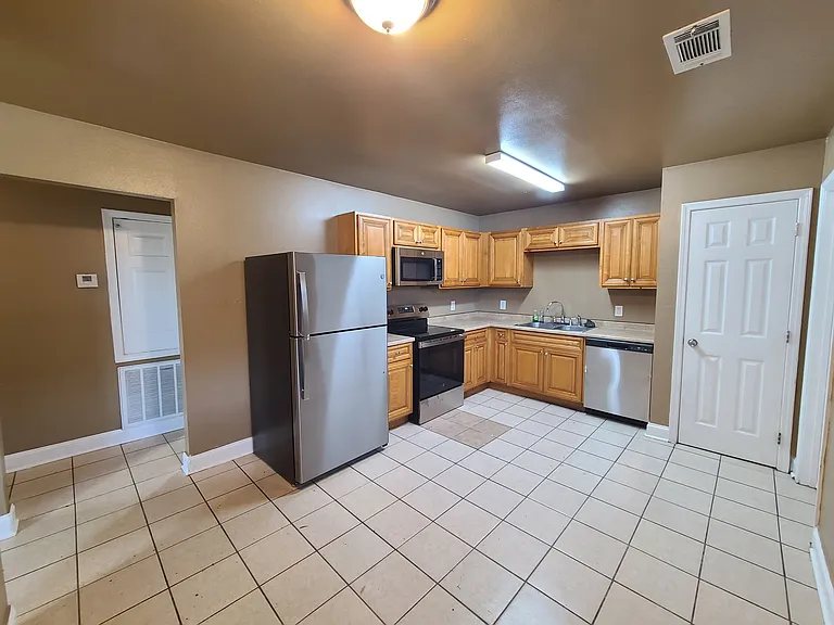 3218 Pakenham Dr — Photo 2