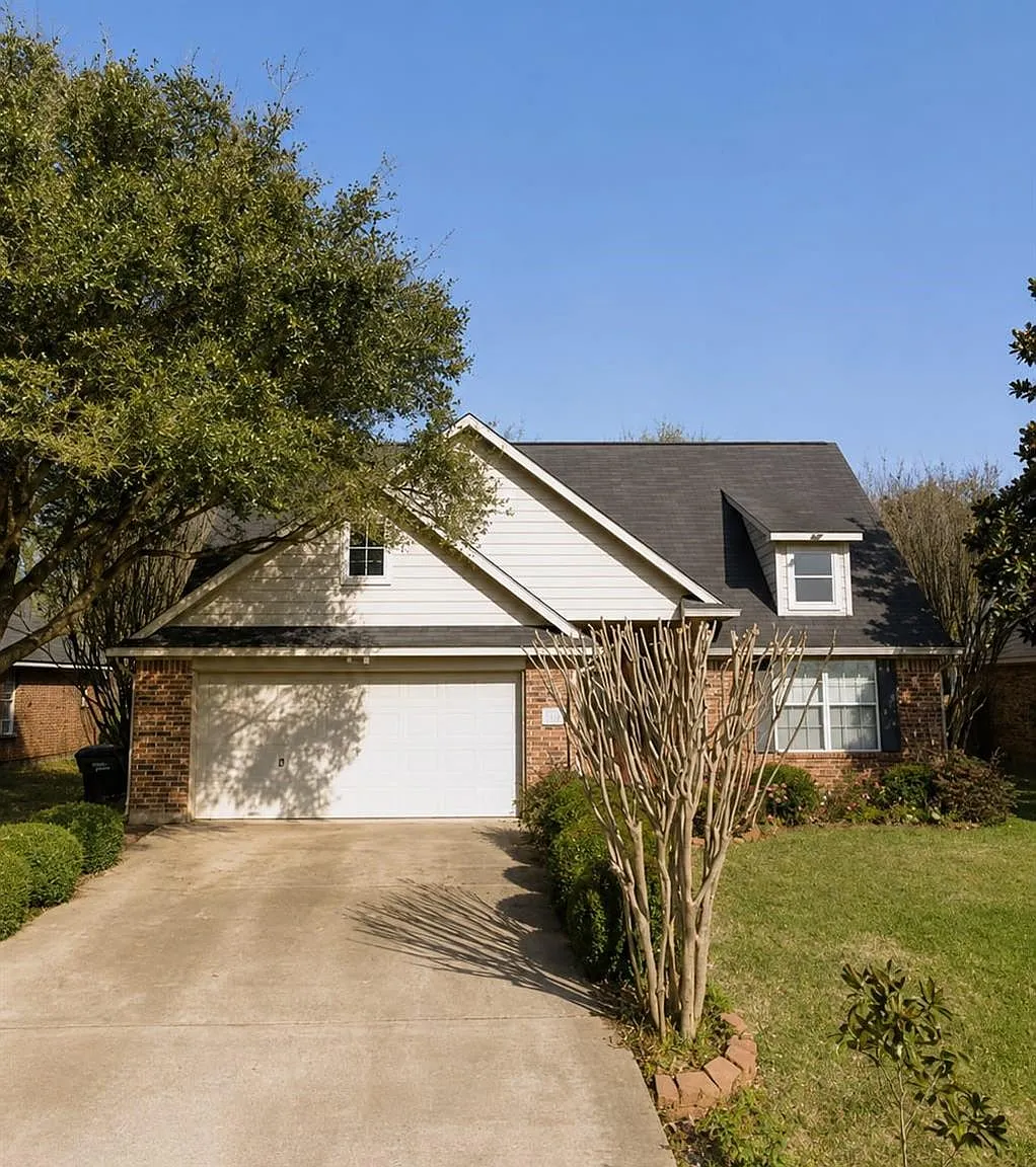 3 bed, 2.0 bath, 1327 sqft, $2,100 — Photo 1