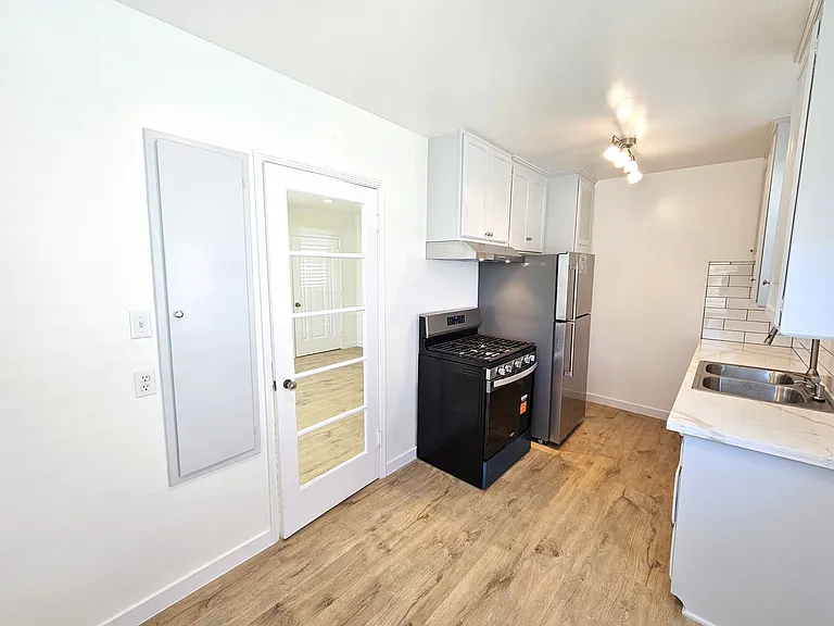 1401 W Victory Blvd #1401 — Photo 8