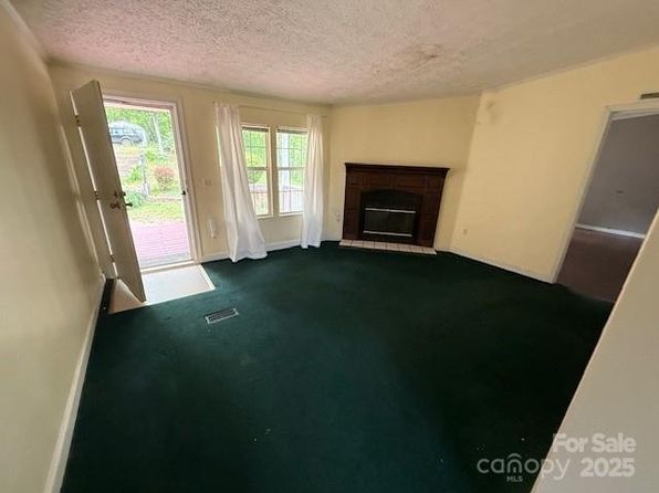 257 River Crest Dr, Flat Rock, NC 28731