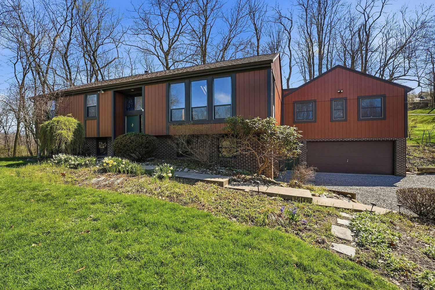 438 Leslie Rd photo 1