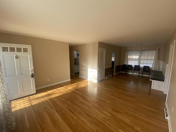 3rd image of 2160 Palms Dr