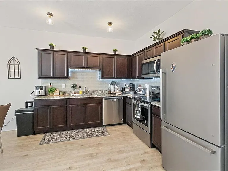 592 Madison Dr — Photo 7