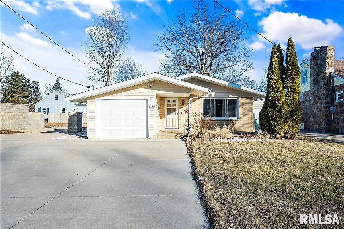 2213 W Clarke Ave photo 1