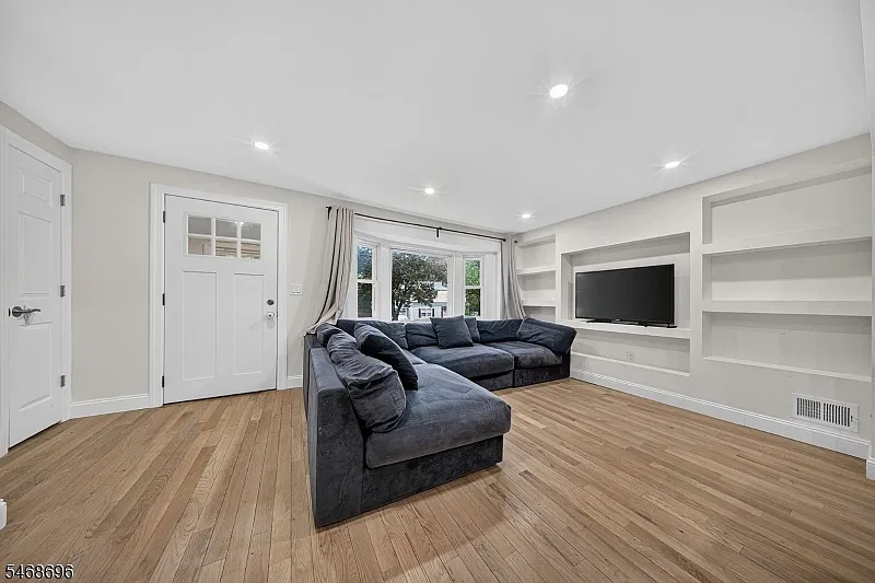 4 bed, 2.5 bath, 5641 sqft, $4,500 — Photo 3