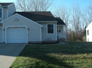 307 Meadow Pointe Dr, Fenton, MI 48430