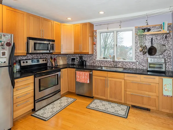 42 Broad St APT 5, Salem, MA 01970