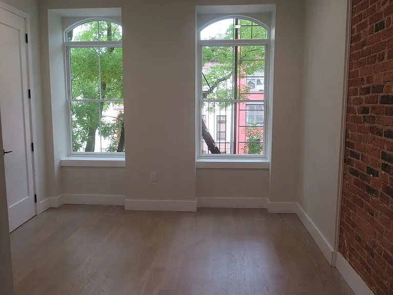 860 Hancock St #2R — Photo 4