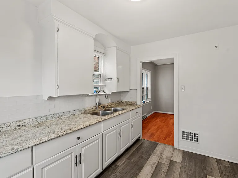 19321 Cliff St — Photo 6
