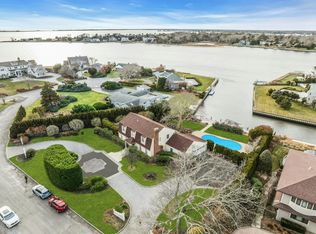 26 Oak Ln, Hampton Bays, NY 11946