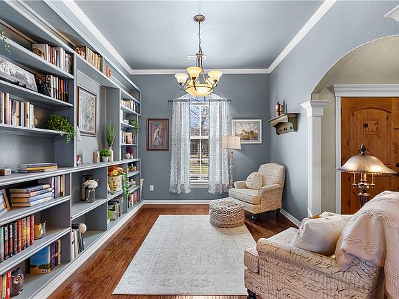 5th image of 703 SW Barn Valley Rd