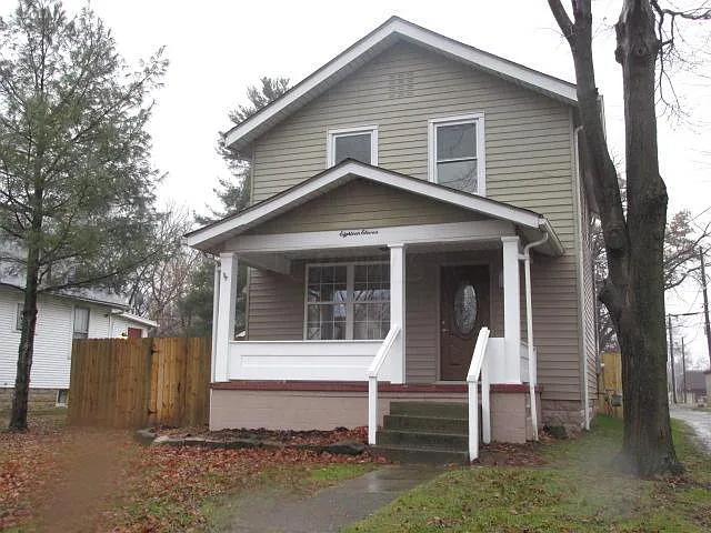 1811 Robert St photo 1