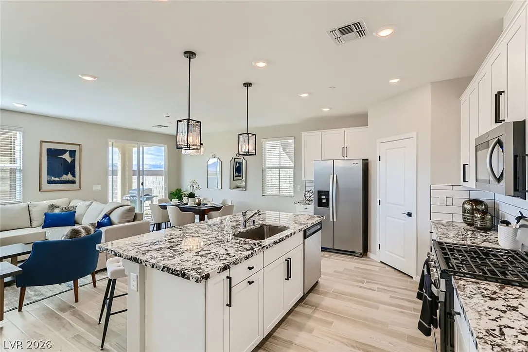 5 bed, 3.0 bath, 2467 sqft, $3,800 — Photo 4