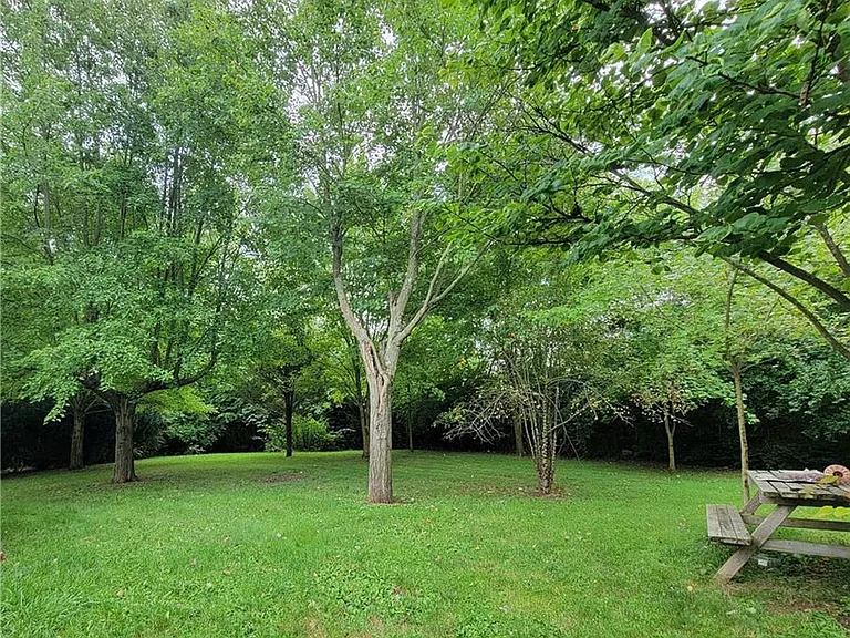 1104 Cambridge Ct — Photo 3