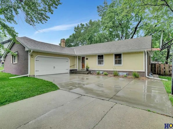 1101 Coachmans Dr, Lincoln, NE 68510