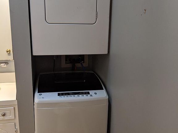 2nd image of 208 Thunderbird Cir APT B