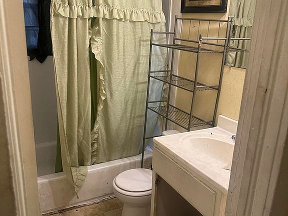 5th image of 2501 Woodlawn St #2501