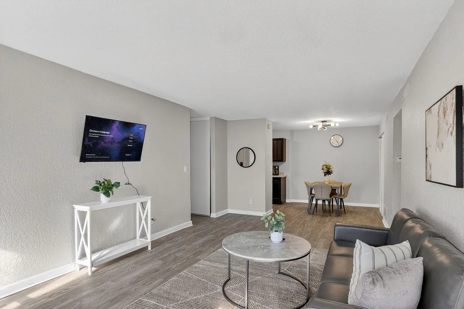 2 bed, 1.0 bath, 9913 sqft, $2,310 — Photo 1
