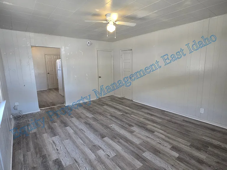 815 E Clark St — Photo 17