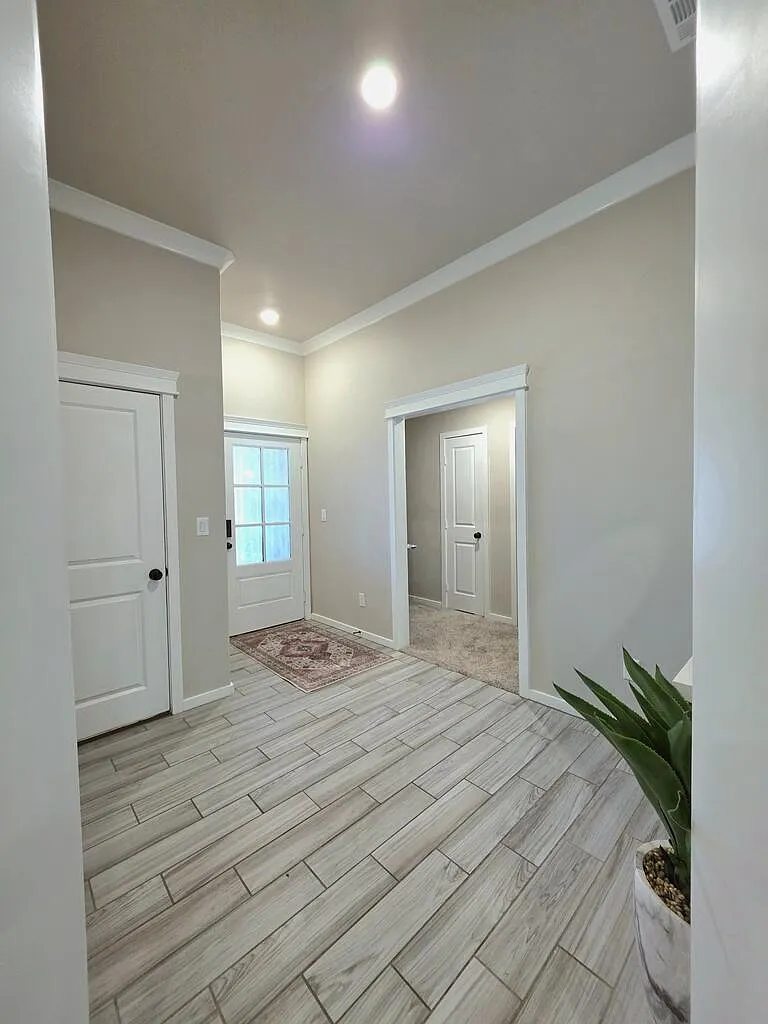 3 bed, 2.0 bath, 1923 sqft, $4,150 — Photo 3