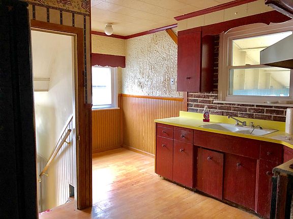 5th image of 33 Dirkson Ave