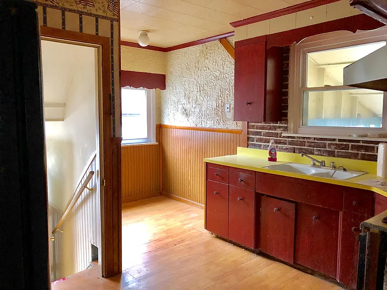 33 Dirkson Ave — Photo 5