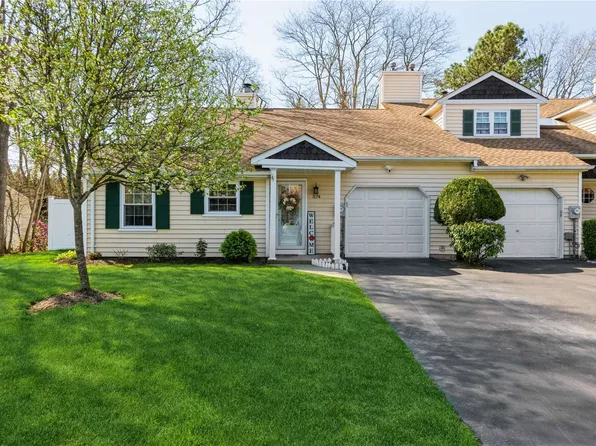 574 Race Pl, Oakdale, NY 11769