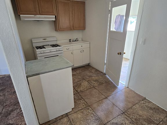 4th image of 1503 W Saint Clair St
