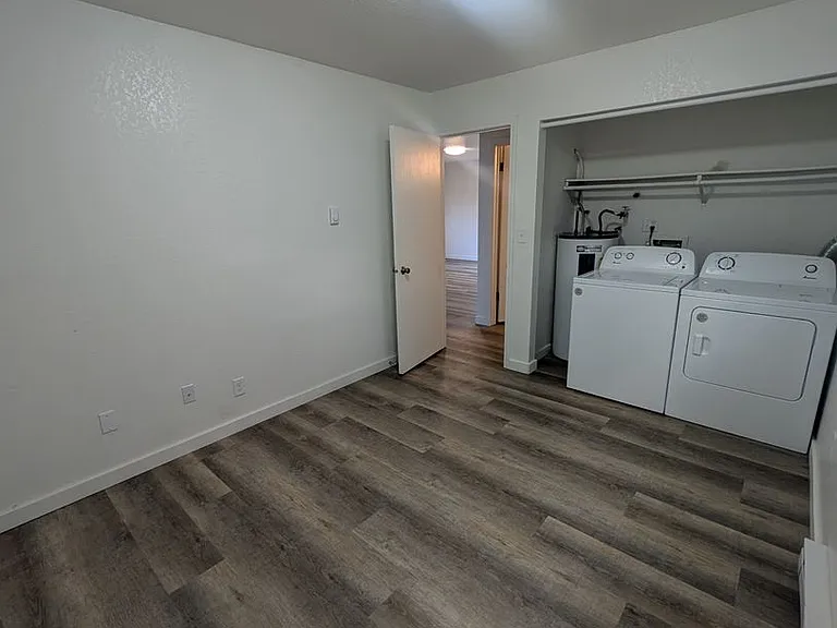 211-225 N Peterson Dr — Photo 46