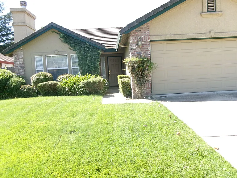 218 Idlewild Dr — Photo 3