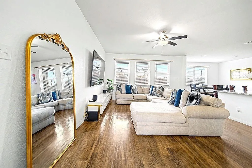 4 bed, 2.5 bath, 2026 sqft, $2,295 — Photo 3