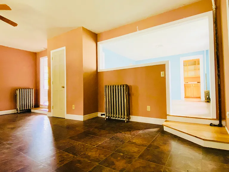 328 Newton St — Photo 4