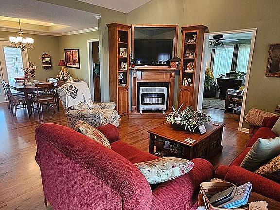 5th image of 12 Brown Creek Dr