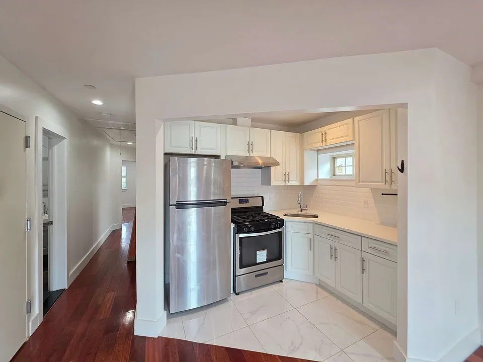 2543 W 17th St